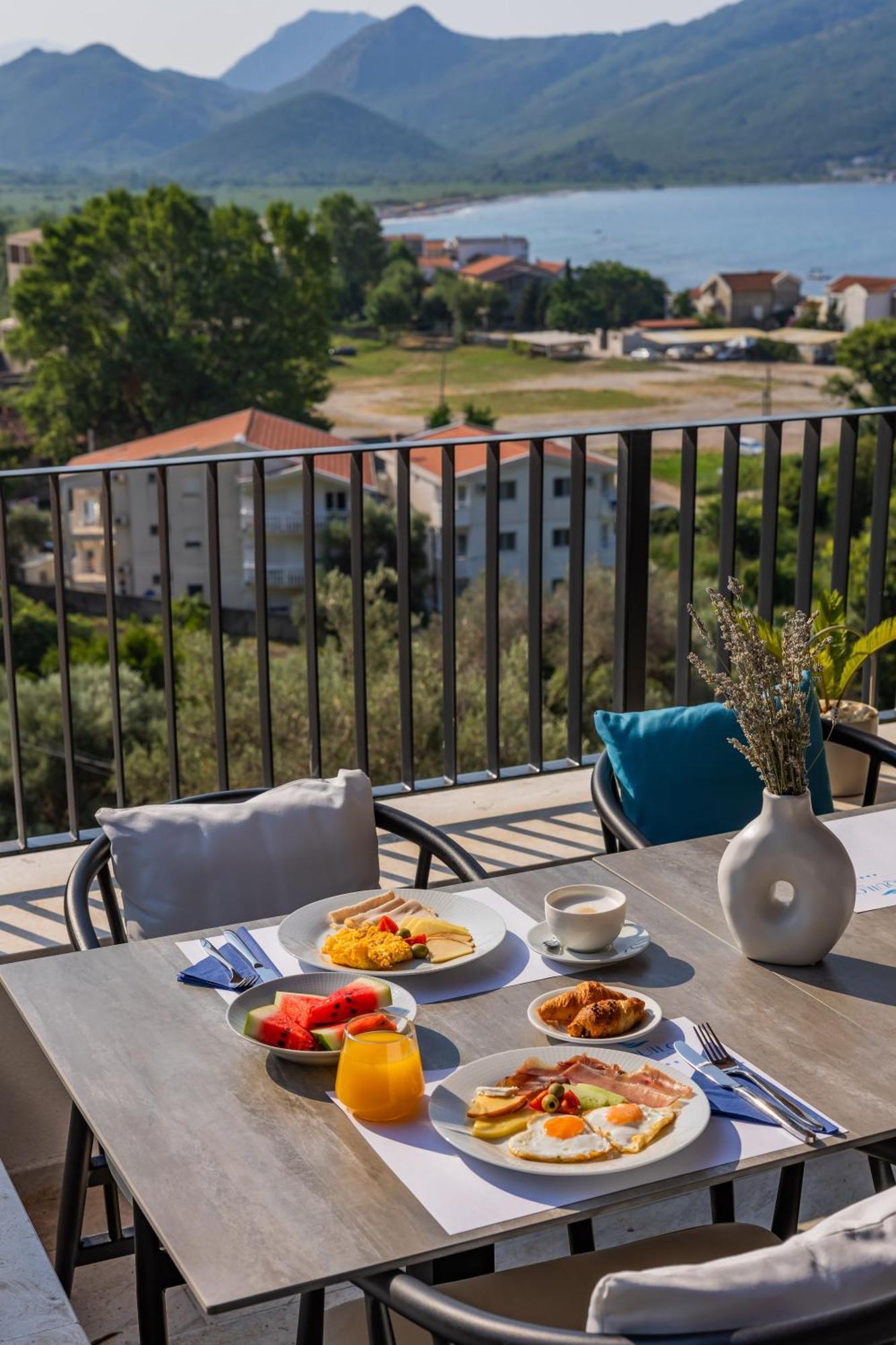 Hotel Aquilo Petrovac Buitenkant foto